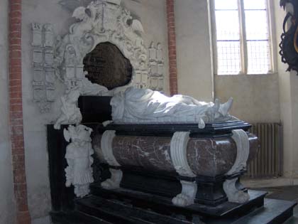 De graftombe van Clant in de kerk te Stedum